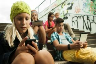 Radiasi Telepon Genggam Bisa Perlemah Kinerja Ingatan Remaja