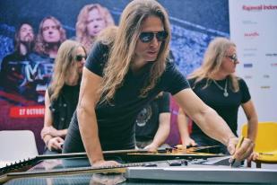 Lelang Gitar Bertandatangan Personil Megadeth untuk Palu-Donggala