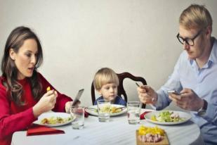 Anak-anak Bisa Makan Gratis, Asalkan Orang Tua Serahkan Ponsel
