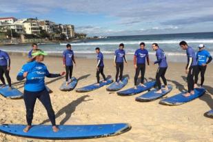 Pencari Suaka di Sydney Belajar Berselancar di Pantai Bondi