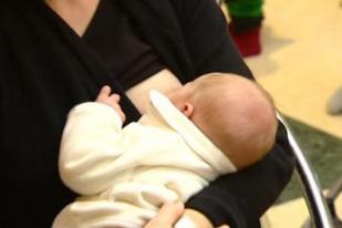 Pengadilan Batalkan Keputusan Larangan Ibu Bertato Menyusui Bayinya
