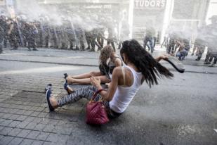 Polisi Turki Gunakan Meriam Air Bubarkan Pawai Gay