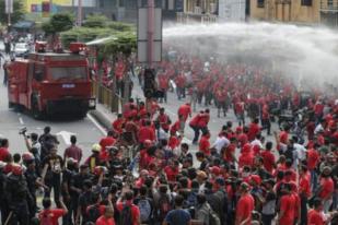Kaos Merah Pendukung Pemerintah Malaysia Berunjuk Rasa