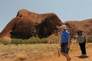 Australia Peringati Pengembalian Batu Uluru ke Suku Aborigin