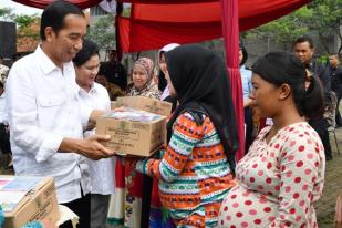 Jokowi Bagikan Makanan Tambahan Balita di Bandung