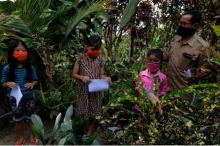 Guru Datangi Siswa Terkendala Belajar Daring di Borobudur