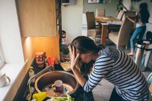 Para Ibu Kenali Perbedaan Stres dan Parental Burnout