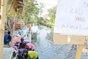 Warga Sukaraya Bekasi MCK di Sungai Tercemar
