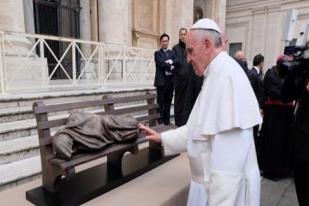 Paus Fransiskus Memberkati Patung Yesus Sang Tunawisma