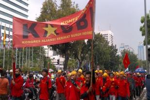 Dua Kelompok Buruh Berdemo di Depan Balai Kota