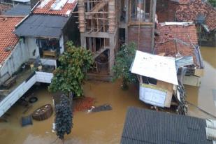 Banjir Surut, Warga Rawajati Belum Mau Bersihkan Rumah