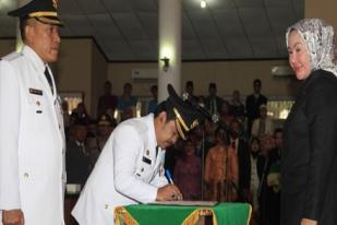 Gubernur Banten Ratu Atut Melantik Adik Kandungnya Menjadi Wali Kota Serang