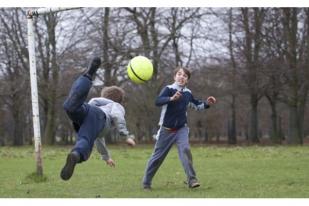 Otoritas Sepakbola Inggris Larang Anak-anak Menyundul Bola Risiko Demensia