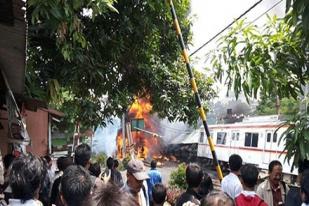 KRL Commuterline Serpong-Jakarta Terguling dan Terbakar di Bintaro