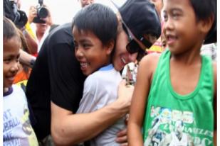Justin Bieber Hibur Anak-anak Korban Haiyan di Tacloban