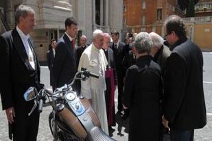 Paus Bakal Melelang Harley Davidson Miliknya