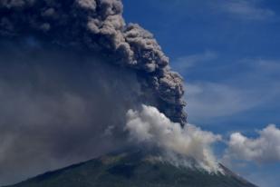 Gunung Berapi Ili Lewotolok Meletus di NTT, Penduduk Panik