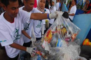 Relawan Bersihkan Sampah Perta Tahun baru di Ancol