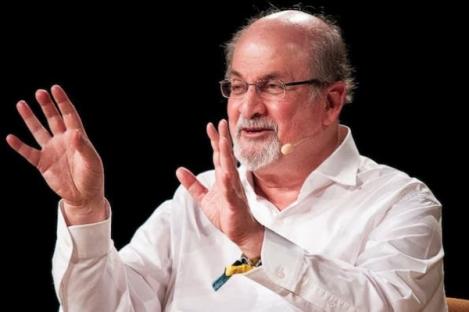 Penulis "The Satanic Verses" Salman Rushdie Ditikam Ketika Ceramah di New York