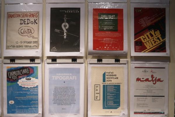 Perbedaan poster dan brosur dalam kegiatan pameran