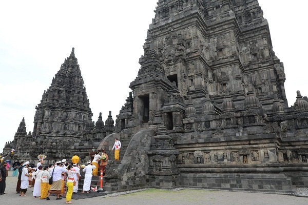 Umat Hindu Selenggarakan Upacara Angayubagia di Candi Prambanan