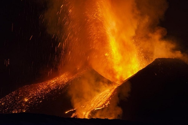 Petir Vulkanik Terjadi Ketika Gunung Etna di Italia Meletus