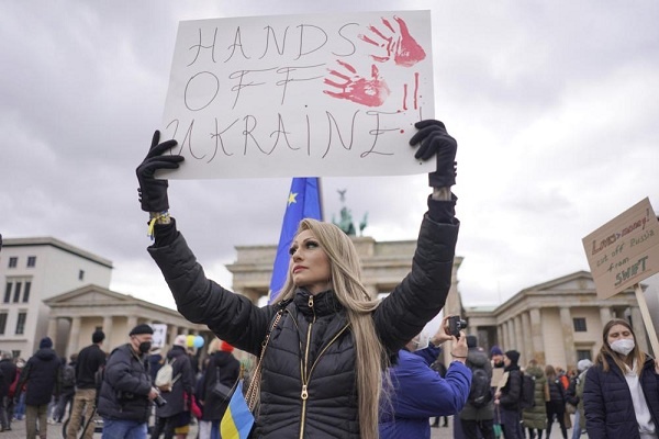Warga Jerman Protes Invasi Rusia ke Ukraina