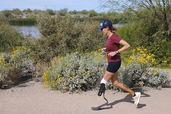 Dengan Satu Kaki Diamputasi, Perempuan Ini Lari Maraton 102 Kali dalam 102 Hari