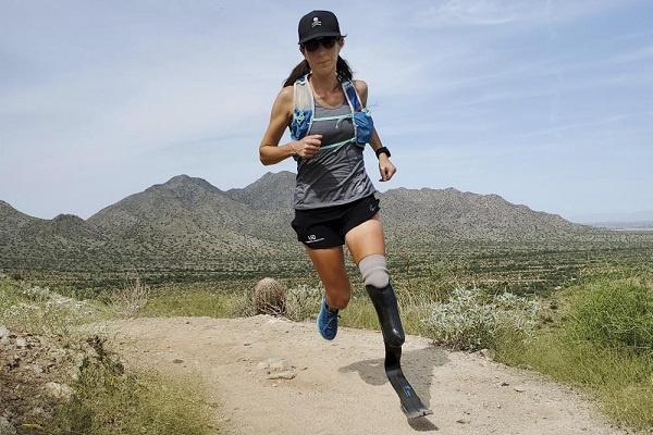 Dengan Satu Kaki Diamputasi, Perempuan Ini Lari Maraton 102 Kali dalam 102 Hari