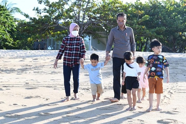 Jokowi, Istri dan Cucu Berwisata di Pantai Nusa Dua, Bali