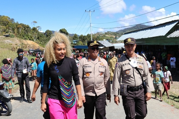 Olvah Alhamid dan Tim Operasi Damai Cartenz Kunjungi Intan Jaya, Papua