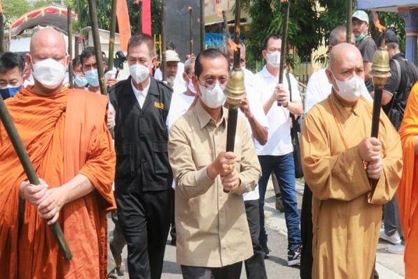 Umat Buddha Mengambil Api dari Mrapen untuk Perayaan Waisak