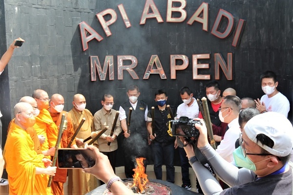 Umat Buddha Mengambil Api dari Mrapen untuk Perayaan Waisak