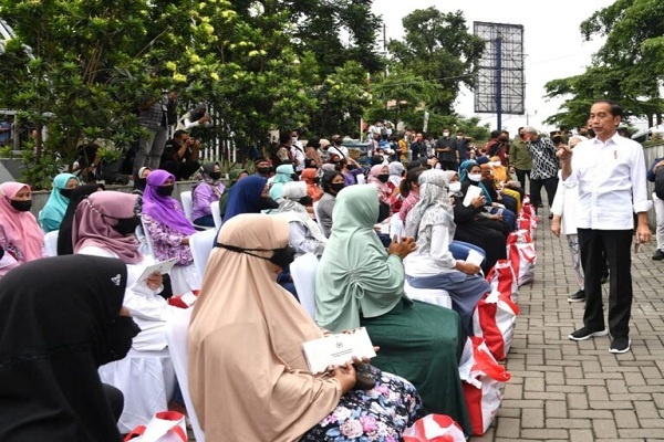 Jokowi Cek Harga Minyak Goreng di Pasar Muntilan
