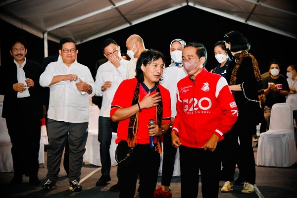 Jokowi Nonton Pergelaran Musik Bersama Warga Ende, NTT