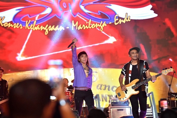 Jokowi Nonton Pergelaran Musik Bersama Warga Ende, NTT