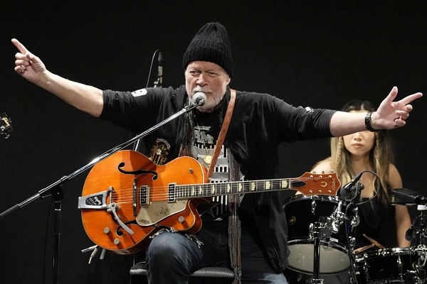 Pertemuan Kembali Legenda Rock Rady Bachman dengan Gitarnya, Setelah 45 Tahun