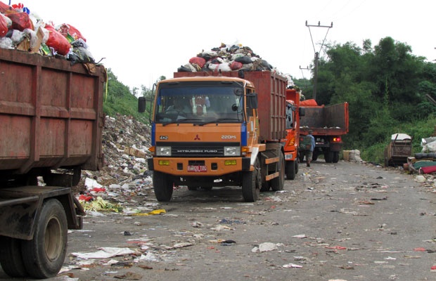Bukit Sampah dan Kehidupan TPST Bantar Gebang