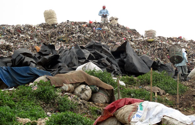 Bukit Sampah dan Kehidupan TPST Bantar Gebang