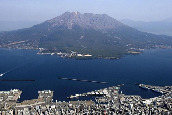 Gunung Api Sakurajima di Jepang Meletus