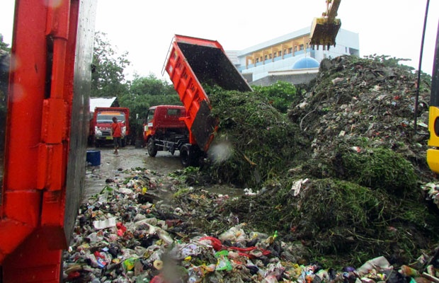 Sampah Jakarta: Tampung Sampah di Bantaran KBT