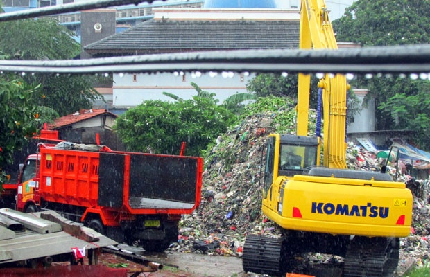 Sampah Jakarta: Tampung Sampah di Bantaran KBT