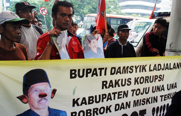 Massa Sulawesi Tenggara Meminta KPK Usut Korupsi Bupati Tojo Una-Una
