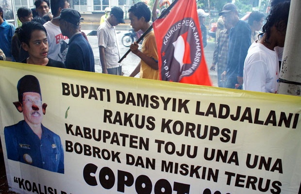 Massa Sulawesi Tenggara Meminta KPK Usut Korupsi Bupati Tojo Una-Una