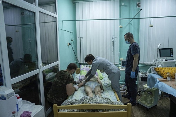 Dokter Bertahan di Tengah Perang Ukraina, “Mereka membutuhkan Kami”