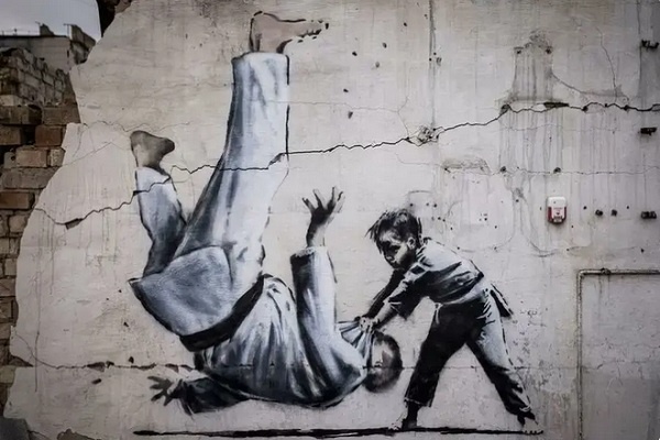 Karya Seniman Grafiti, Banksi, Tampil di Bangunan Yang Rusak Dibom Rusia