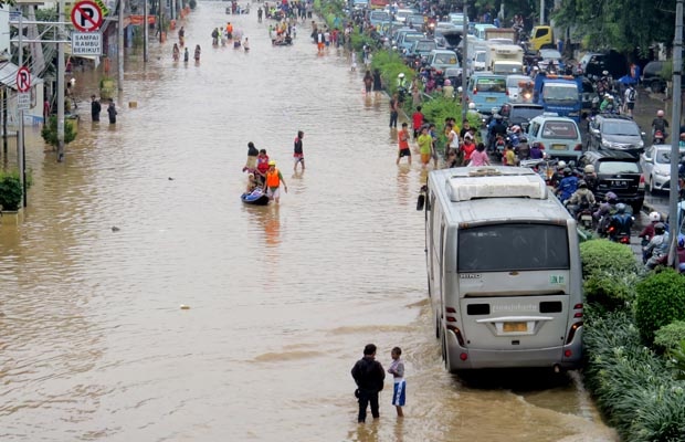 Banjir di Jalan Otista Raya Jakarta Timur Belum Surut