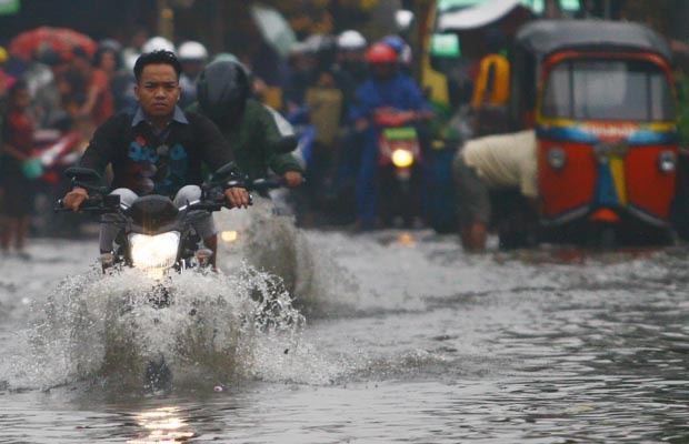 Pasar Buncit Dilanda Banjir dari Luapan Kali Mampang