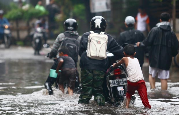 Pasar Buncit Dilanda Banjir dari Luapan Kali Mampang