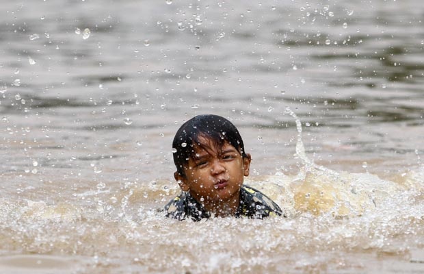 Banjir Melanda Jakarta, Dimanfaatkan Anak-anak untuk Bermain